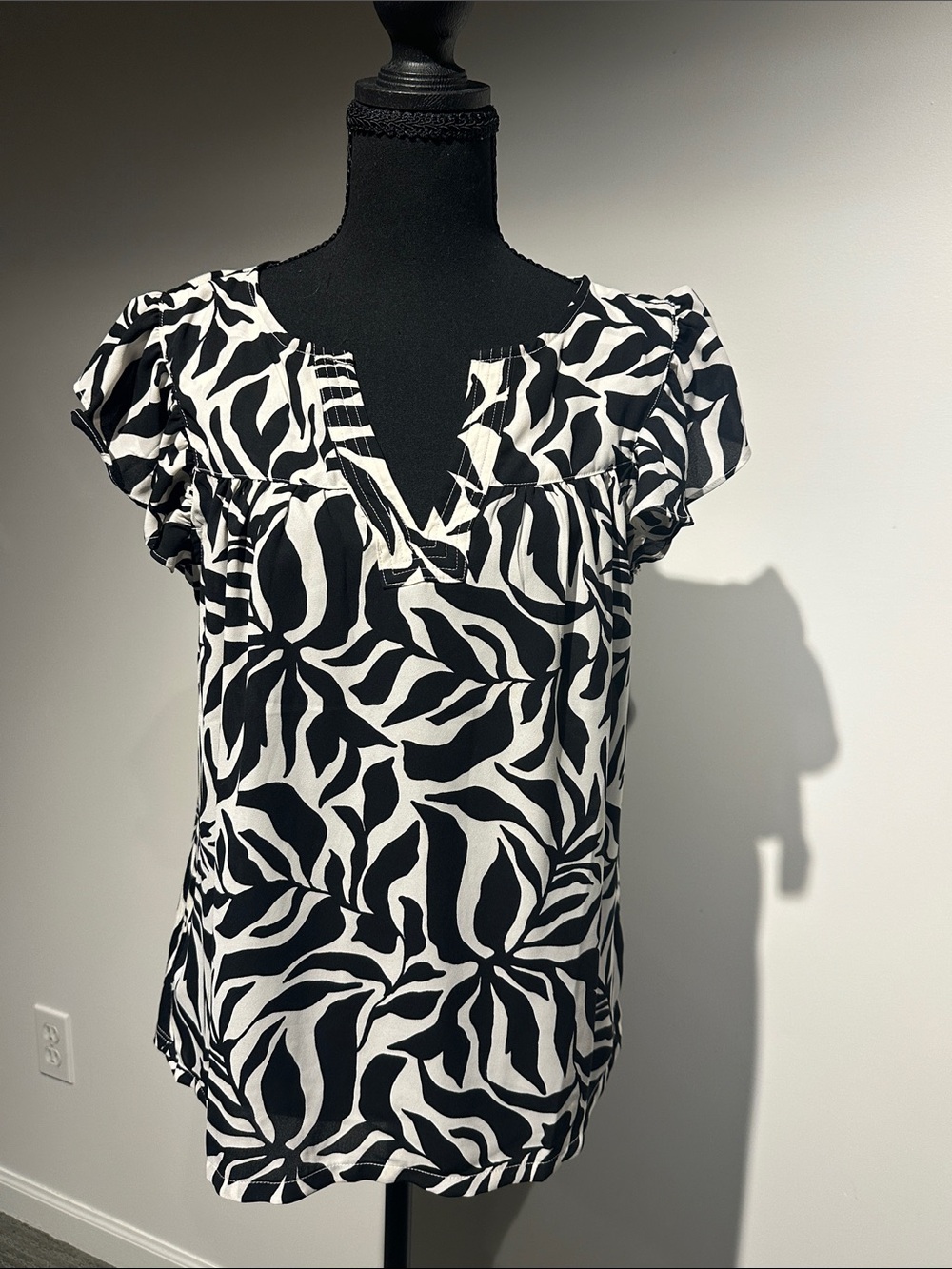 LOFT Black and White Printed Flutter Sleeve Blouse